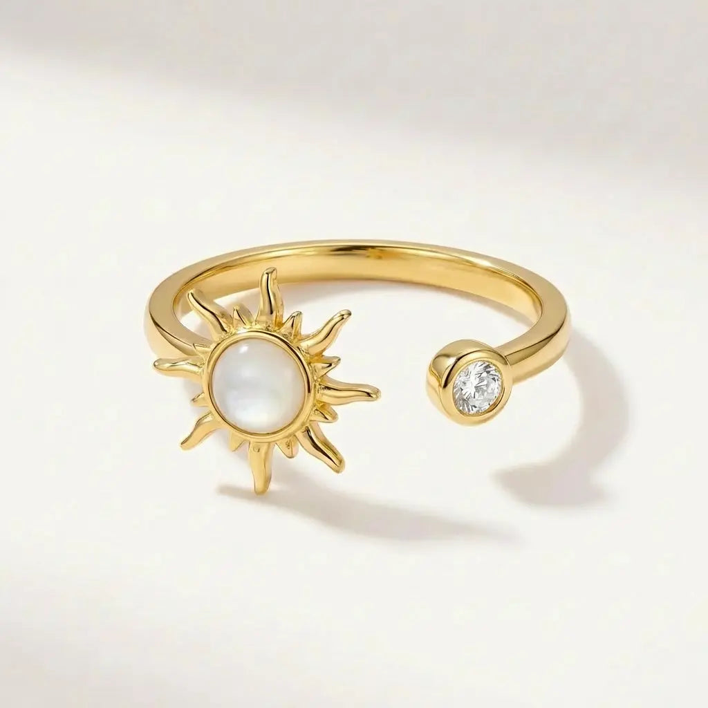 VÉYNOMA Aurelia Sonnen Spinner Ring, 18k vergoldet, verstellbare Größe, offenes Design mit Zirkonia Stein.