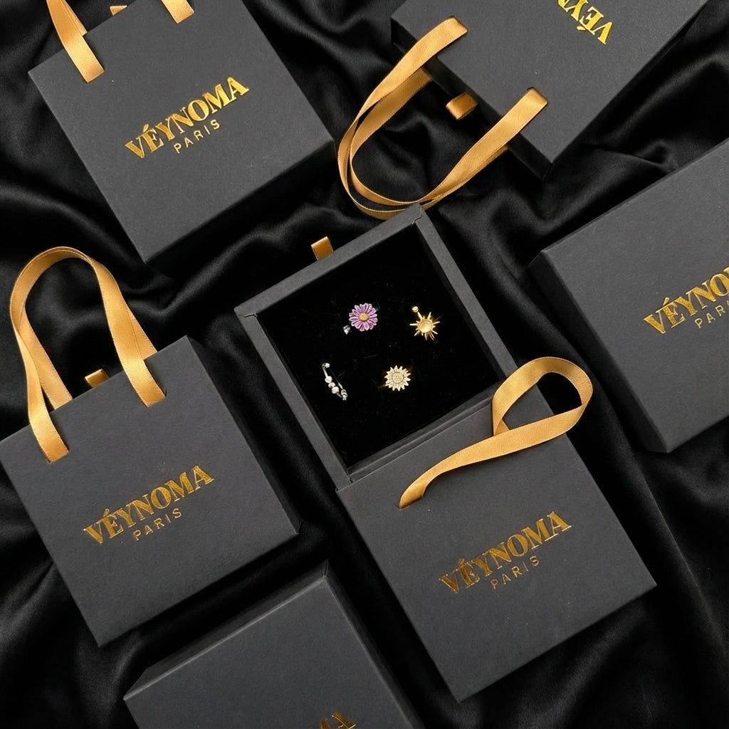 Premium Unboxing: VÉYNOMA Geschenkverpackung und Tüten mit Gold-Logo präsentiert auf edler schwarzer Seide, ideal zum Verschenken.