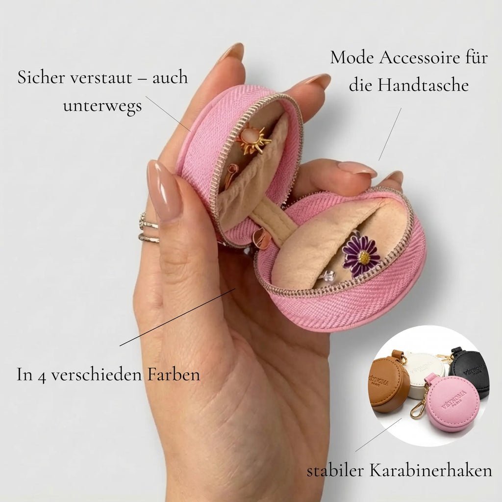 infografik-ring-etui-schutz-unterwegs-innenansicht.jpg
Alt-Text: Geöffnetes VÉYNOMA Vault Etui in Pink: Zeigt weiches Innenfutter zum Schutz von Ringen und Schmuck unterwegs.