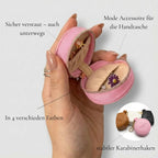 infografik-ring-etui-schutz-unterwegs-innenansicht.jpg
Alt-Text: Geöffnetes VÉYNOMA Vault Etui in Pink: Zeigt weiches Innenfutter zum Schutz von Ringen und Schmuck unterwegs.