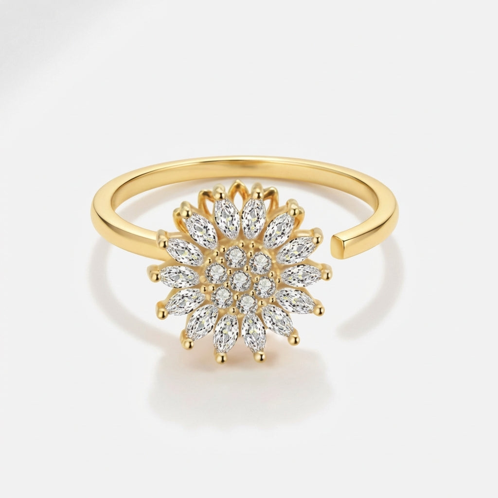 VÉYNOMA Lux Ring: Offener, verstellbarer Goldring mit großem Sonnenblumen-Motiv aus funkelnden Zirkonia-Kristallen, drehbar.