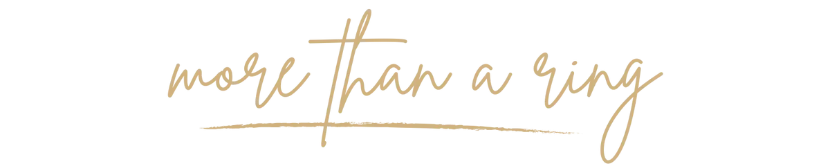 VÉYNOMA Markenclaim ‚more than a ring‘ als Banner in goldener Handschrift