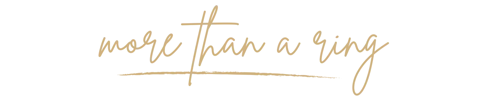 VÉYNOMA Markenclaim ‚more than a ring‘ als Banner in goldener Handschrift