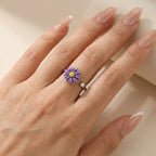 VÉYNOMA Eden Ring am Finger: Offener Silberring mit drehbarem lila Gänseblümchen-Motiv (Emaille) und funkelndem Zirkonia-Kristall. Größenverstellbarer Anti-Stress Schmuck mit floralem Design.