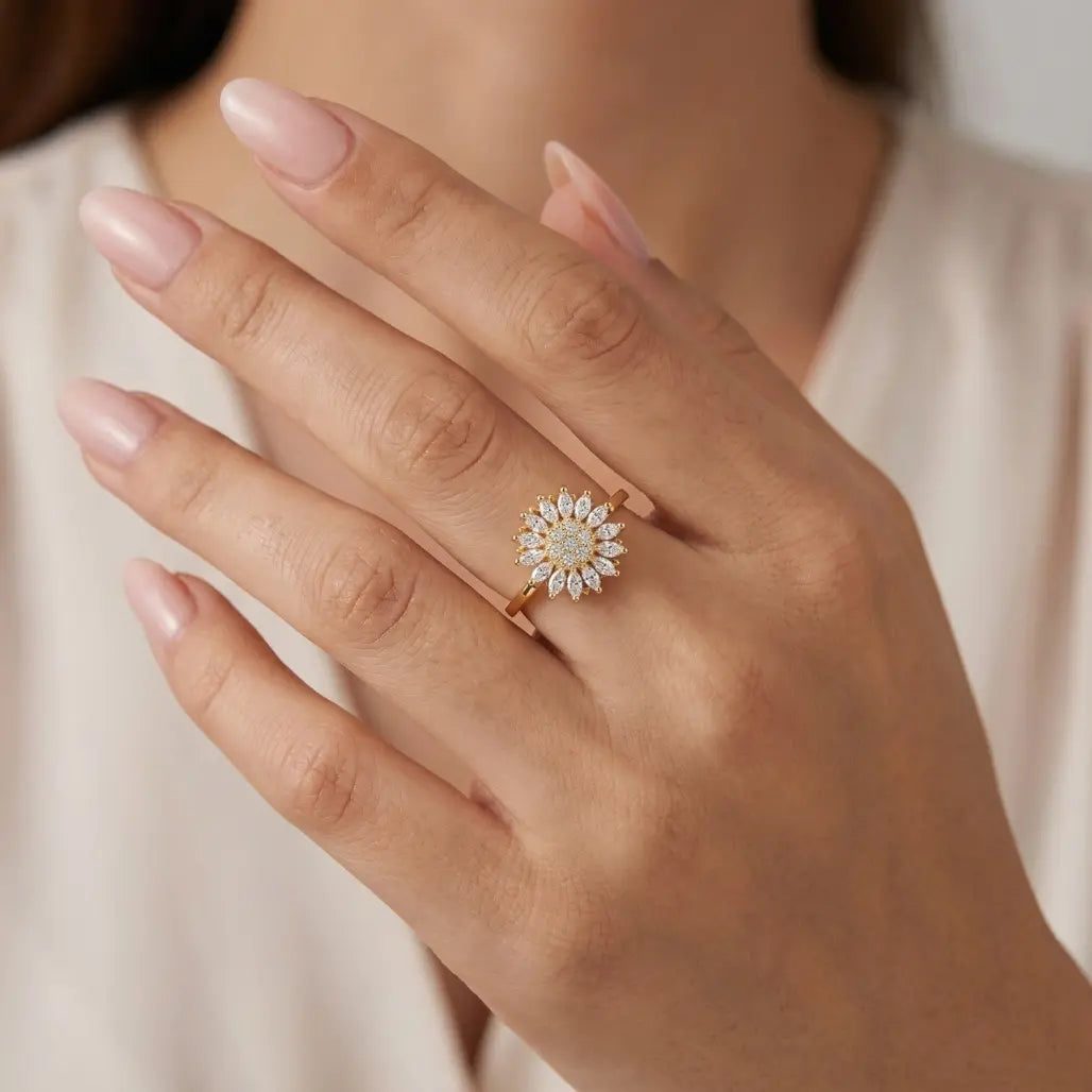 VÉYNOMA Goldring mit großem Sonnenblumen-Motiv und funkelnden Zirkonia-Steinen. 18k vergoldeter, offener Ring für Damen.