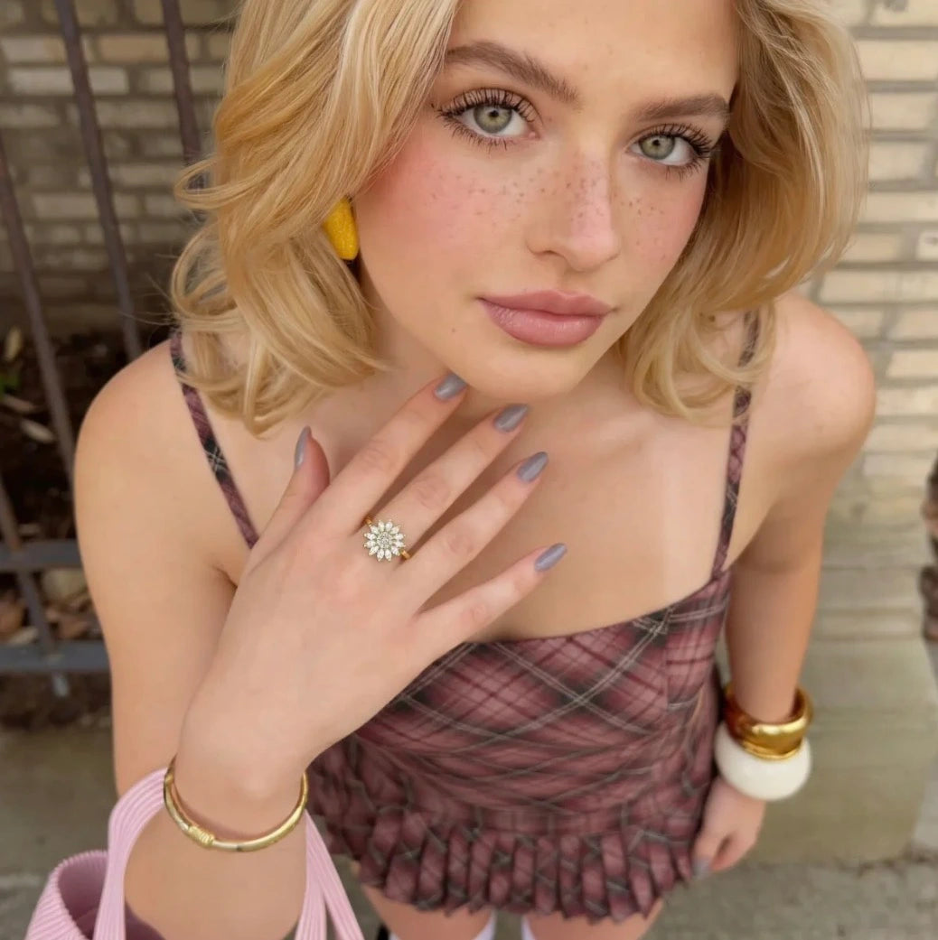 Modisches Sommer-Outfit mit VÉYNOMA Sonnenblumen-Ring in Gold. Stilvoller Statement-Schmuck für junge Frauen.