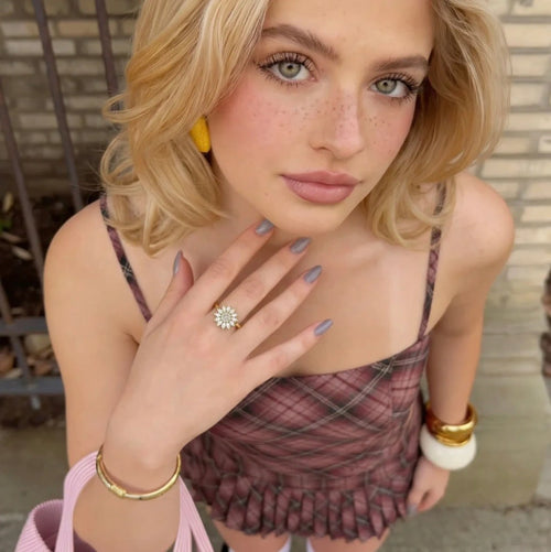 Modisches Sommer-Outfit mit VÉYNOMA Sonnenblumen-Ring in Gold. Stilvoller Statement-Schmuck für junge Frauen.