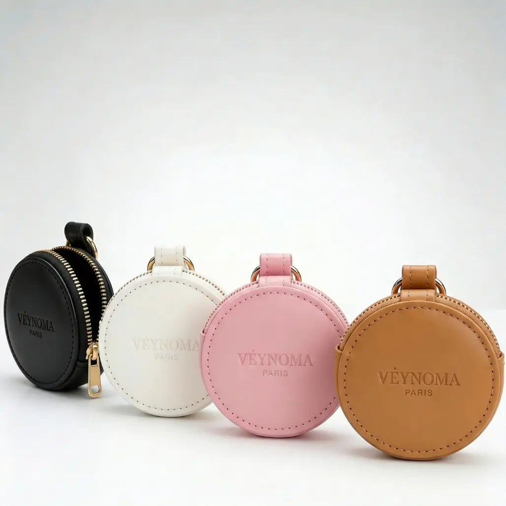 VÉYNOMA Vault Schmucktäschchen Set in Schwarz, Weiß, Rosa und Braun. Runde Mini-Taschen mit goldenem Reißverschluss zur sicheren Aufbewahrung von Fidget-Ringen.